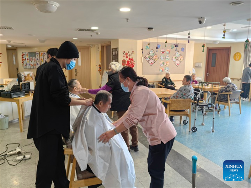 Des membres du personnel coupent les cheveux des clients d'une maison de retraite pour personnes âgées de la ville de Shenyang, capitale de la province du Liaoning (nord-est de la Chine), le 5 mars 2025. (Bai Yongquan / Xinhua)