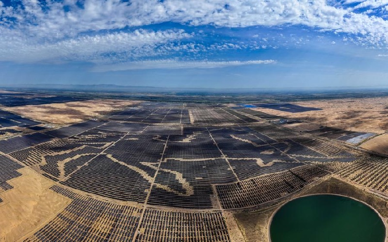 Mongolie intérieure :  des projets photovoltaïques transforment les terres sableuses des déserts de Kubuqi et d'Ulan Buh en « mers bleues »