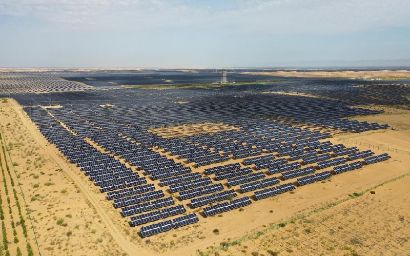 Mongolie intérieure :  des projets photovoltaïques transforment les terres sableuses des déserts de Kubuqi et d'Ulan Buh en « mers bleues »