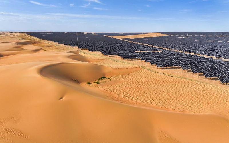 Mongolie intérieure :  des projets photovoltaïques transforment les terres sableuses des déserts de Kubuqi et d'Ulan Buh en « mers bleues »
