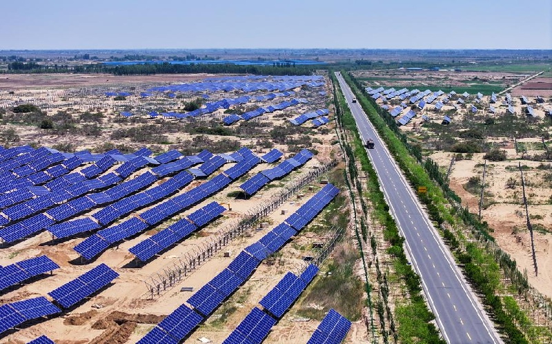 Mongolie intérieure :  des projets photovoltaïques transforment les terres sableuses des déserts de Kubuqi et d'Ulan Buh en « mers bleues »