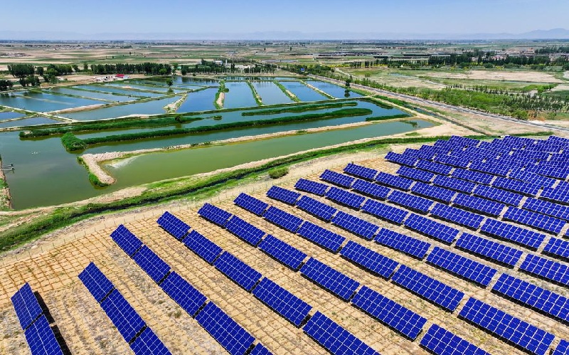 Mongolie intérieure :  des projets photovoltaïques transforment les terres sableuses des déserts de Kubuqi et d'Ulan Buh en « mers bleues »