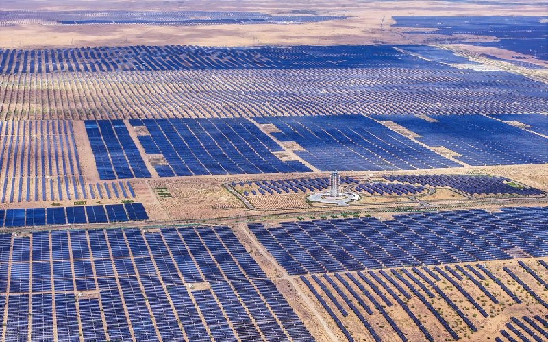 Mongolie intérieure :  des projets photovoltaïques transforment les terres sableuses des déserts de Kubuqi et d'Ulan Buh en « mers bleues »
