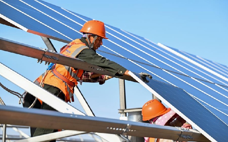 Mongolie intérieure :  des projets photovoltaïques transforment les terres sableuses des déserts de Kubuqi et d'Ulan Buh en « mers bleues »