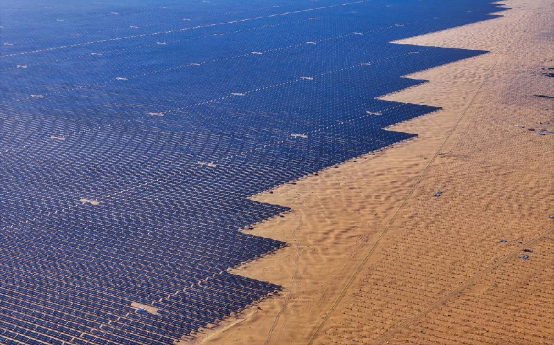 Mongolie intérieure :  des projets photovoltaïques transforment les terres sableuses des déserts de Kubuqi et d'Ulan Buh en « mers bleues »