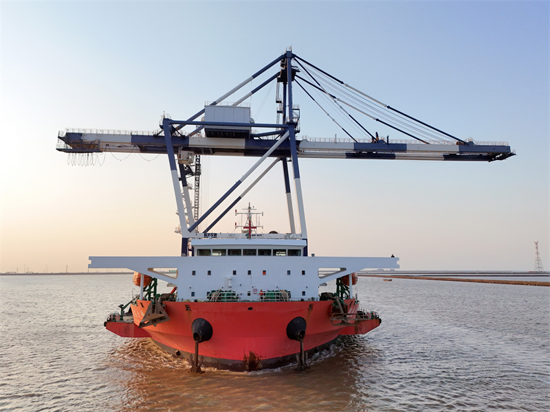 Shandong : la première grue de quai pour conteneurs de grande taille de la zone portuaire de Tao'erhe inaugurée à Binzhou