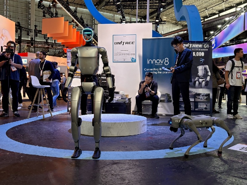 Un robot humanoïde et un robot quadrupède développés par Unitree  exposés le 11 juin sur le stand de l'entreprise lors de VivaTech à Paris, attirant l'attention des passionnés de technologie et des professionnels de l'industrie. (Wang Mingjie / China Daily)