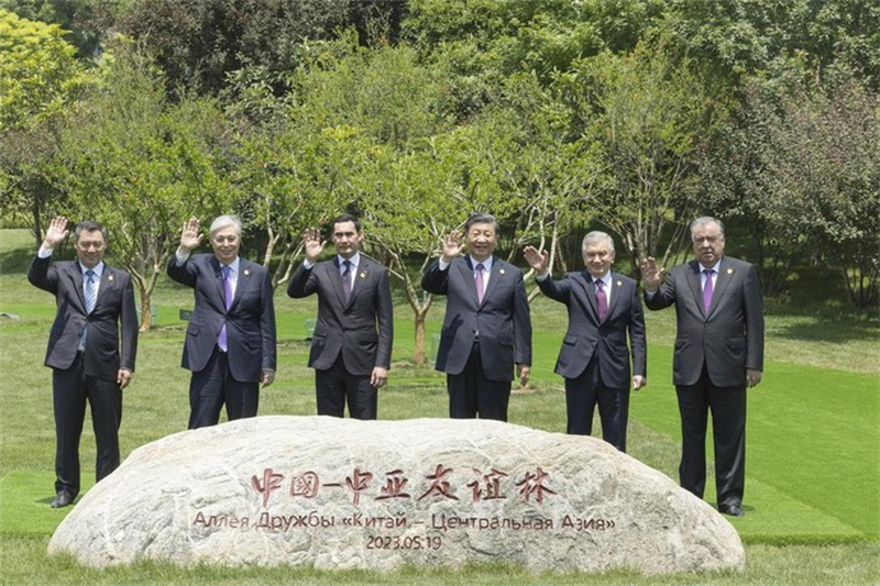 Le président chinois Xi Jinping et les dirigeants de cinq pays d'Asie centrale ont planté six grenadiers symbolisant la solidarité et la coopération étroite entre la Chine et l'Asie centrale après le premier sommet Chine-Asie centrale à Xi'an, dans la province du Shaanxi (nord-ouest de la Chine), le 19 mai 2023. (Xinhua/Liu Bin)