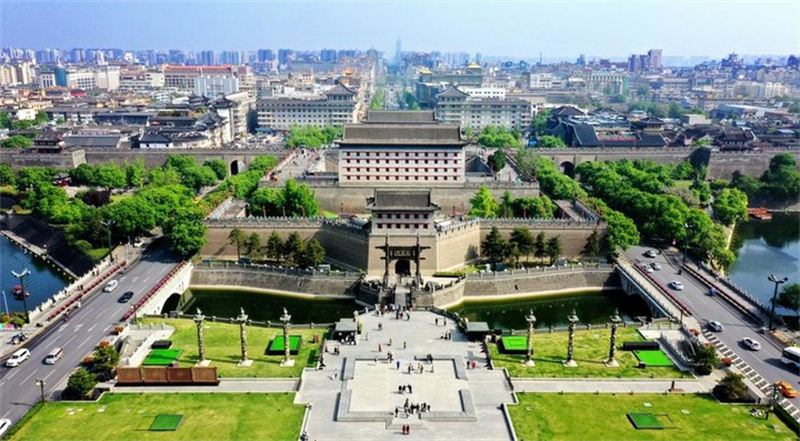 Photo montrant la porte Yongning à Xi'an, dans la province du Shaanxi (nord-ouest de la Chine), le 25 avril 2023. En tant que chef-lieu de la province du Shaanxi, Xi'an, avec une histoire de plus de 3.100 ans, a été la capitale de 13 dynasties chinoises. (Xinhua/Liu Xiao)