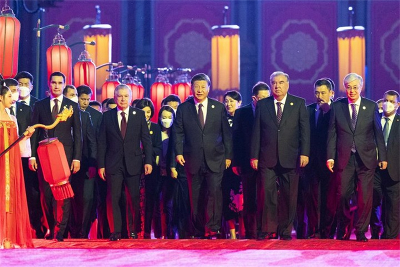 Le président chinois Xi Jinping se rend à un dîner de bienvenue avec leurs invités le 18 mai 2023 à Xi'an, dans la province du Shaanxi (nord-ouest de la Chine), à l'occasion du sommet Chine-Asie centrale. (Xinhua/Huang Jingwen)