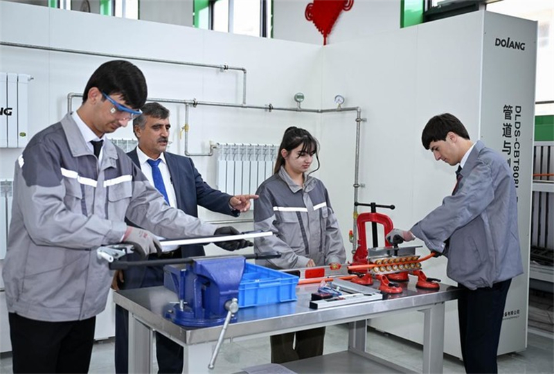 Des élèves acquièrent des compétences à l'atelier Luban de Douchanbé, au Tadjikistan, le 31 mai 2025. (Xinhua/Li Renzi)