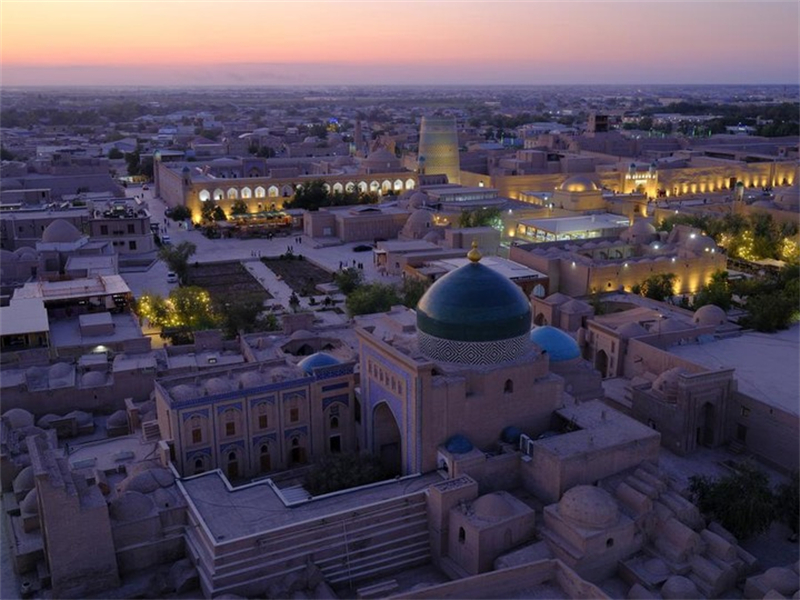 Photo prise le 21 septembre 2023 montrant des sites historiques de la ville antique de Khiva, en Ouzbékistan. (Xinhua/Li Muzi)