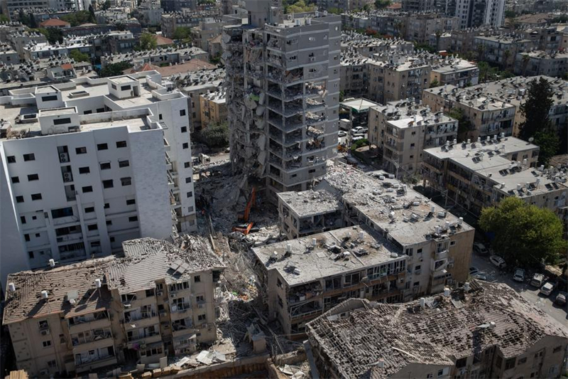 Photo prise le 15 juin 2025 montrant des bâtiments endommagés par un missile tiré depuis l'Iran à Bat Yam, dans le centre d'Israël. (Xinhua/Chen Junqing)
