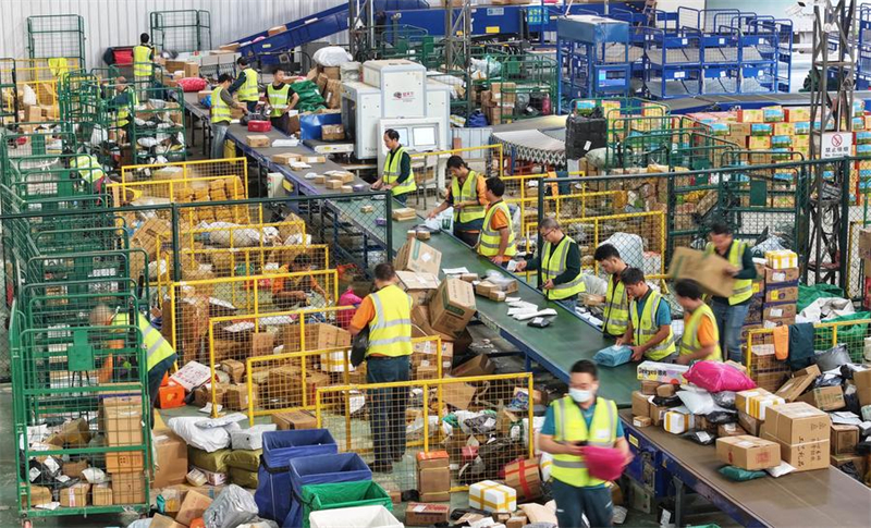 Des employés trient des colis dans un centre logistique situé dans le district de Daoxian, de la province chinoise du Hunan (centre), le 11 novembre 2024. (Photo : He Hongfu)