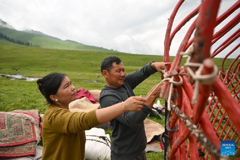 Xinjiang :  la transhumance d'été d'un berger et de son troupeau