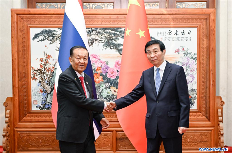 Le plus haut conseiller politique chinois rencontre le président de l'Assemblée nationale de Thaïlande