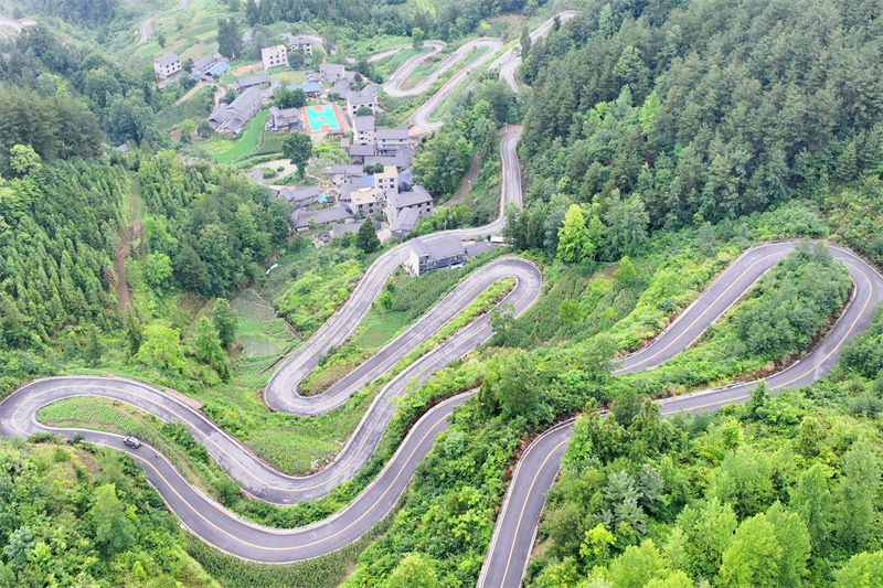Chongqing : à Youyang, les « quatre bonnes routes » contribuent à la revitalisation rurale des zones rurales