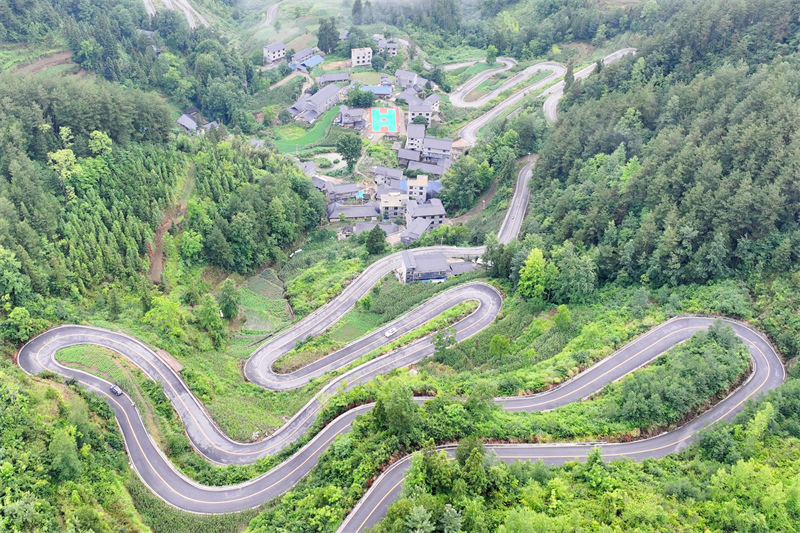 Chongqing : à Youyang, les « quatre bonnes routes » contribuent à la revitalisation rurale des zones rurales