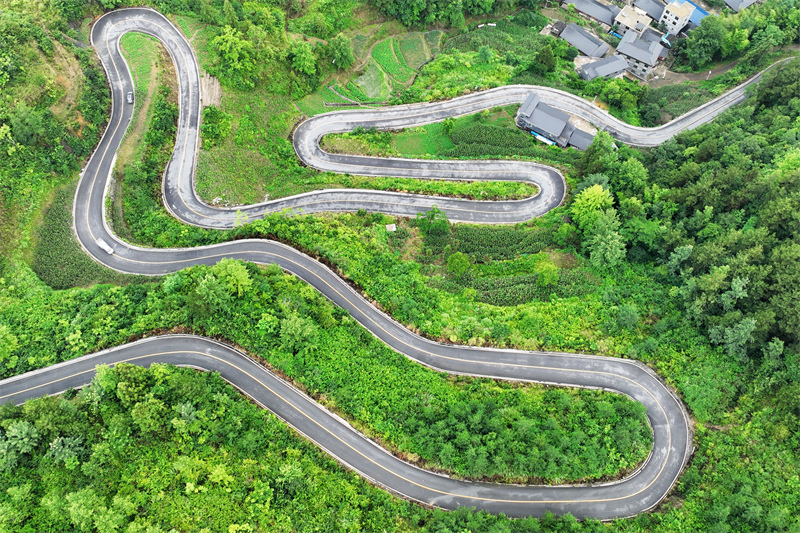 Chongqing : à Youyang, les « quatre bonnes routes » contribuent à la revitalisation rurale des zones rurales