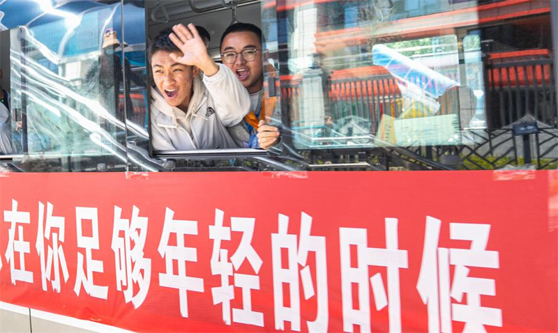Des étudiants prennent un bus pour partir après l'examen dans un site d'examen d'entrée au Collège national à Lhassa, capitale de la région autonome du Xizang (sud-ouest de la Chine), le 9 juin 2025. (Tenzin Nyida/Xinhua)