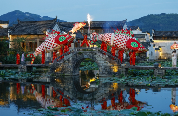 Anhui : un défilé de lanternes-poissons estival dans le vieux village de Kanggu à Huangshan