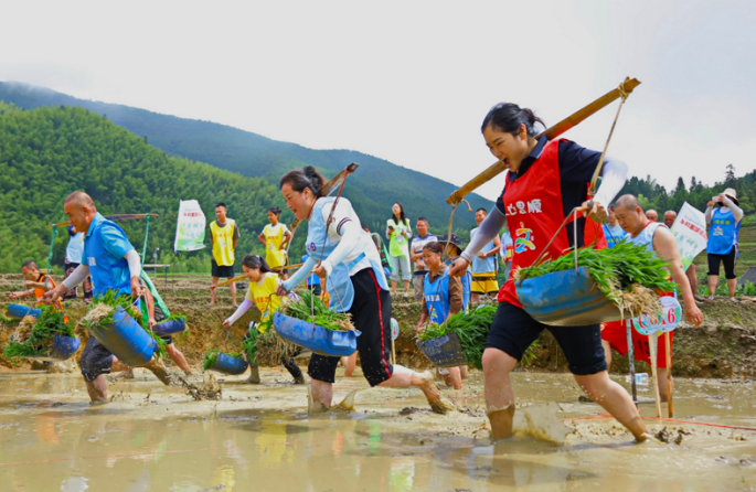 Jiangxi : une rencontre sportive amusante dans des champs en terrasses à Chongyi