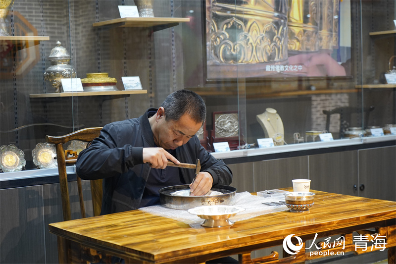 Qinghai : à Xining, un artisan fait du patrimoine culturel immatériel une partie de la vie moderne