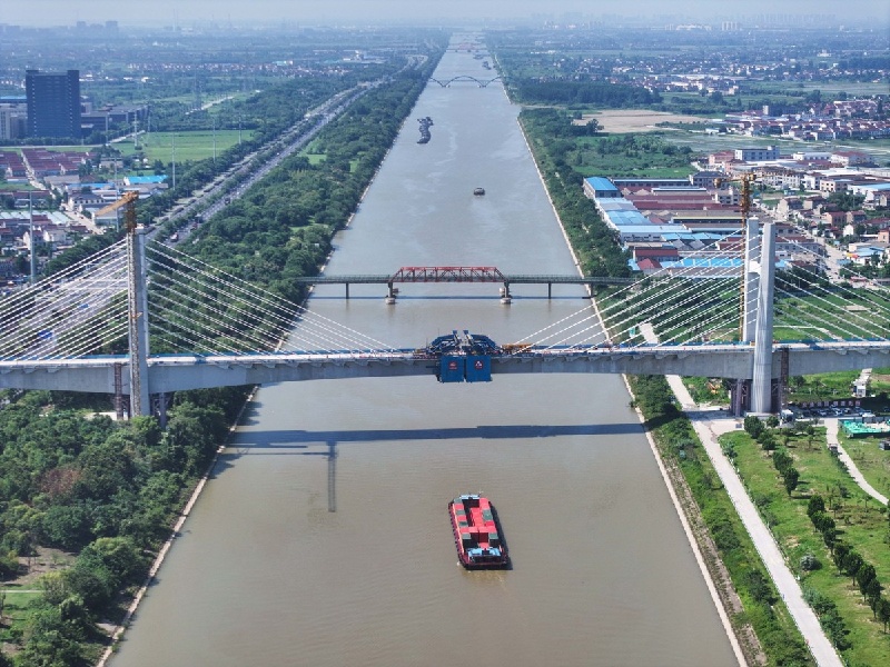 Jiangsu : les deux parties du pont à haubans sur la rivière Yinjiang réunies