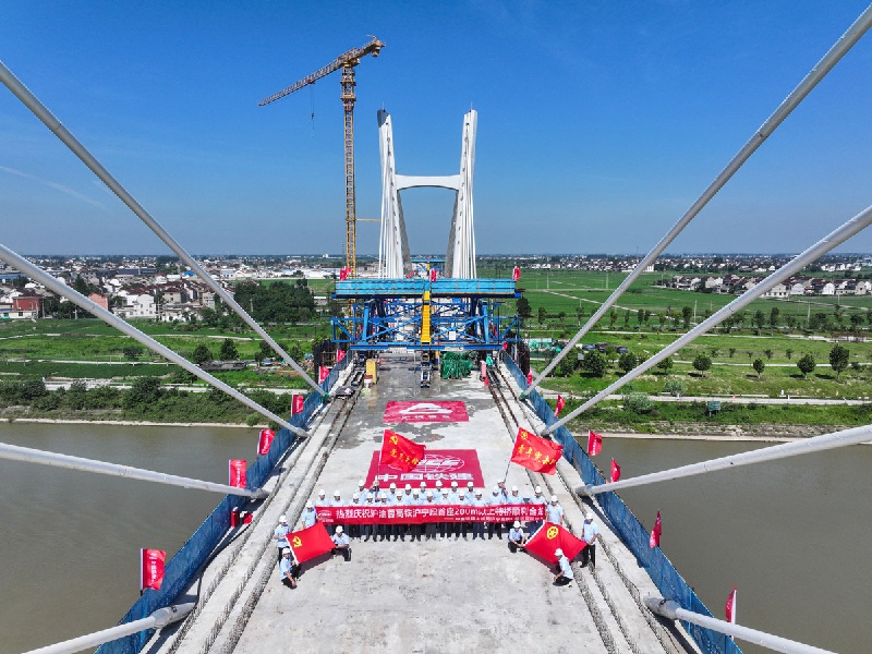 Jiangsu : les deux parties du pont à haubans sur la rivière Yinjiang réunies