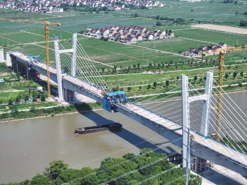 Jiangsu : les deux parties du pont à haubans sur la rivière Yinjiang réunies