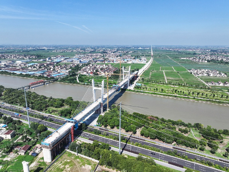 Jiangsu : les deux parties du pont à haubans sur la rivière Yinjiang réunies