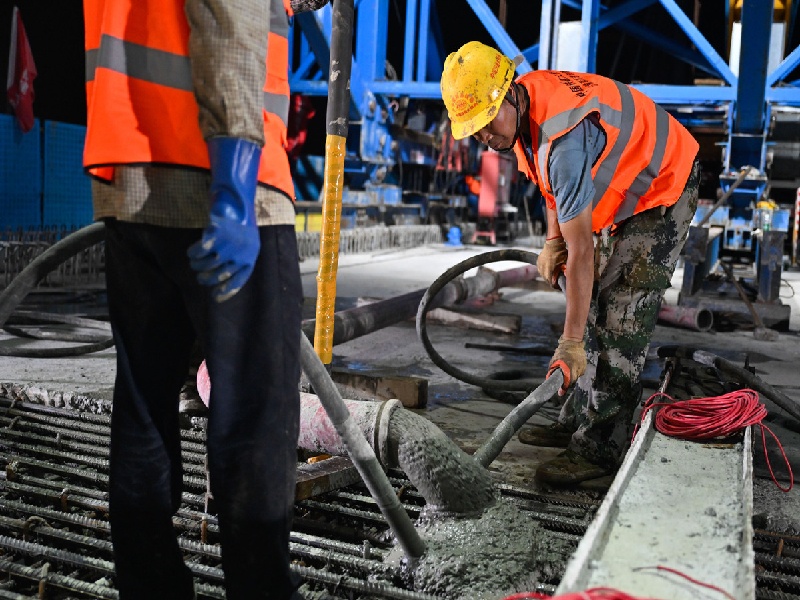 Jiangsu : les deux parties du pont à haubans sur la rivière Yinjiang réunies