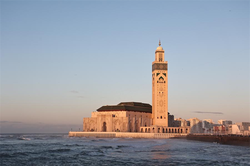 Photo prise le 3 mars 2024 montrant une vue de la mosquée Hassan-II, un site touristique à Casablanca, au Maroc. (Xinhua/Huo Jing)