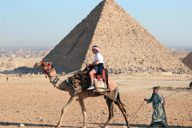 Un touriste au site des pyramides de Gizeh, en Egypte, le 2 janvier 2025. (Xinhua/Ahmed Gomaa)