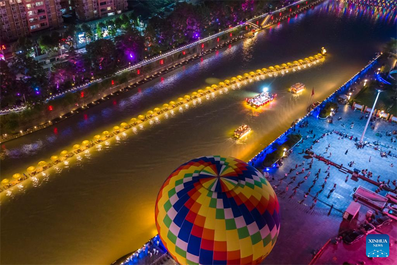 Hubei : le comté de Xuan'en favorise le tourisme nocturne autour de la rivière Gongshui