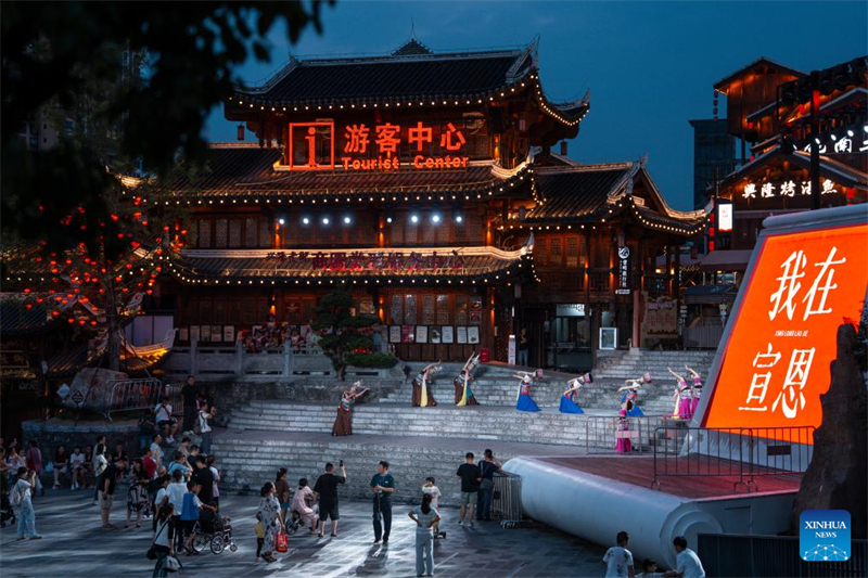 Hubei : le comté de Xuan'en favorise le tourisme nocturne autour de la rivière Gongshui