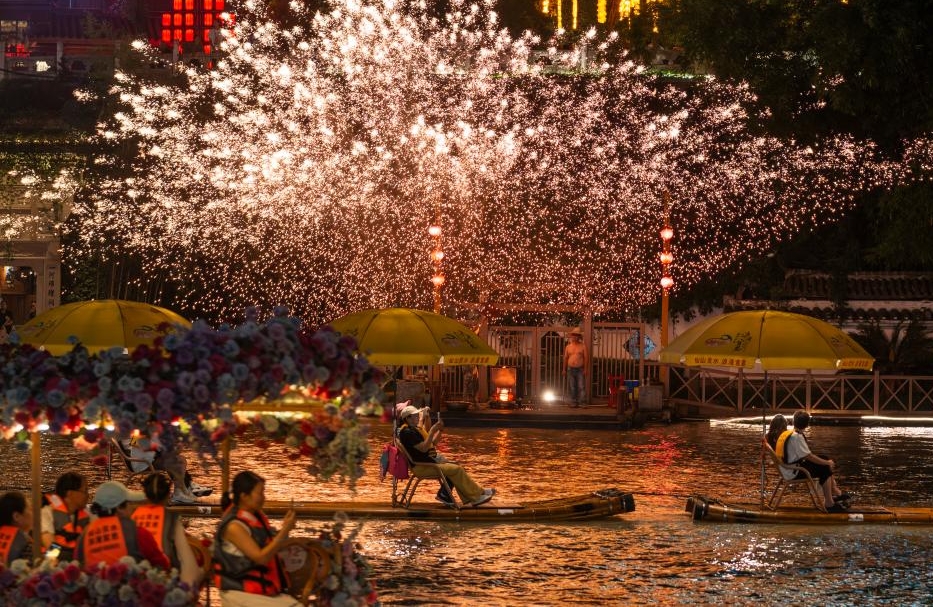 Hubei : le comté de Xuan'en favorise le tourisme nocturne autour de la rivière Gongshui