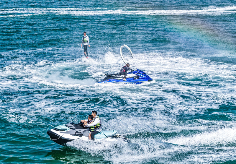 Shandong : les joies des activités aquatiques en mer à Rongcheng pour échapper aux chaleurs estivales