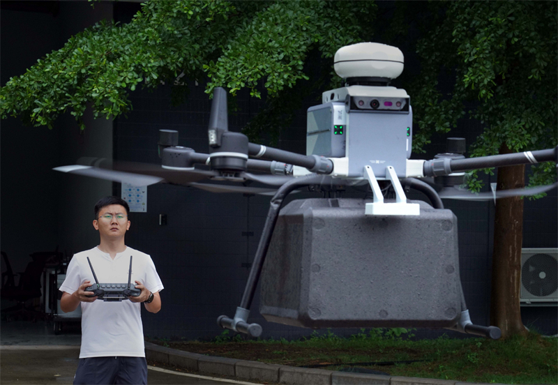 Un membre du personnel effectue des vols d'essai d'un drone sur la base d'United Aircraft Corp à Shenzhen, dans la province du Guangdong (sud de la Chine), en juin. (Li An / Xinhua)
