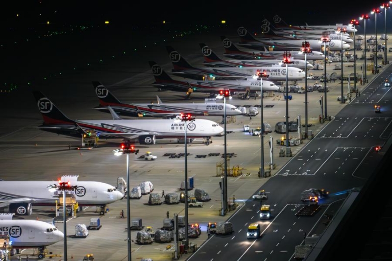 Hubei : en visite nocturne à Ezhou, premier aéroport chinois axé sur le fret