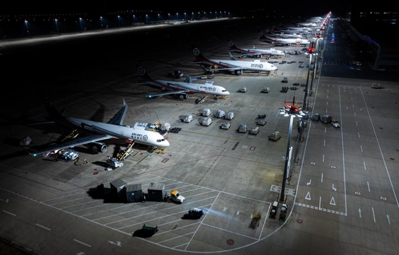 Hubei : en visite nocturne à Ezhou, premier aéroport chinois axé sur le fret