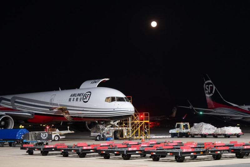 Hubei : en visite nocturne à Ezhou, premier aéroport chinois axé sur le fret