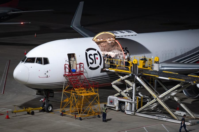 Hubei : en visite nocturne à Ezhou, premier aéroport chinois axé sur le fret