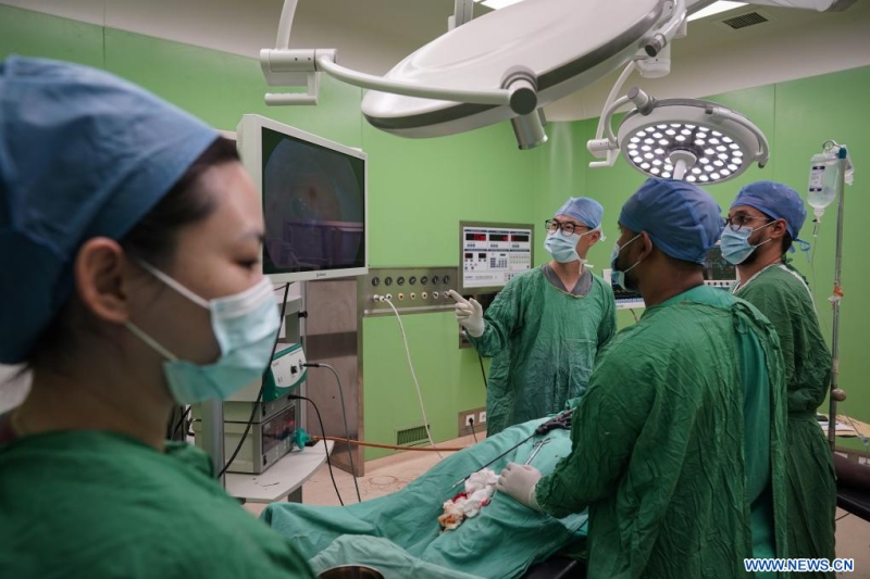 Le docteur Lyu Jiayu (2e à gauche) et l'infirmière Liu Huichao (1ère à gauche), membres de la 35e équipe médicale chinoise en Mauritanie, collaborent avec des médecins locaux lors d'une intervention chirurgicale à l'hôpital de l'Amitié à Nouakchott, en Mauritanie, le 14 juillet 2025.  (Xinhua/Han Xu)