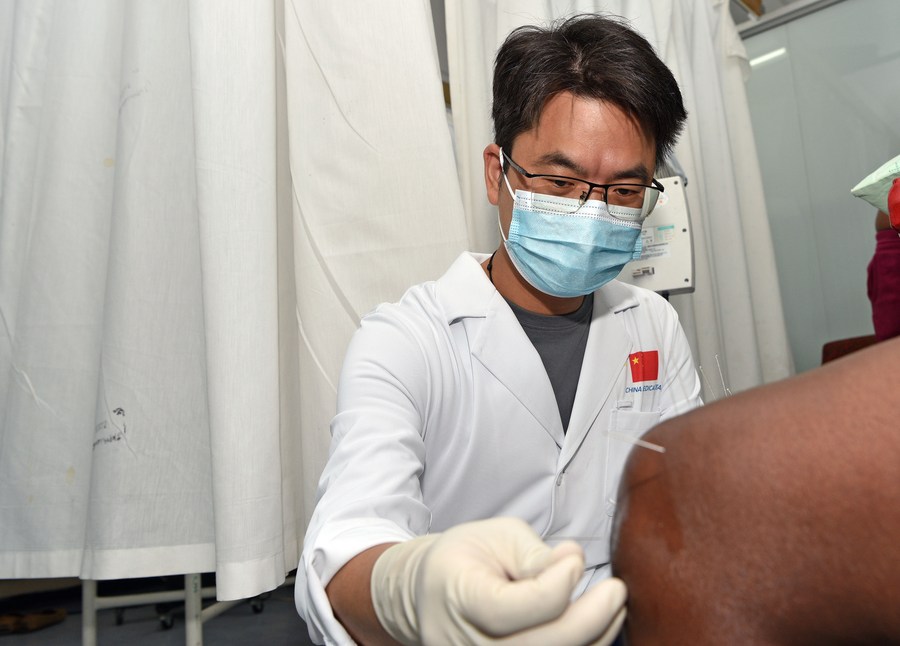 Un médecin chinois traite un patient à l'acupuncture à l'hôpital Katutura de Windhoek, en Namibie, le 21 juin 2023.(Photo/Xinhua)