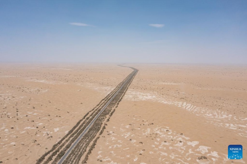 Xinjiang : la route du désert du Tarim vue du ciel
