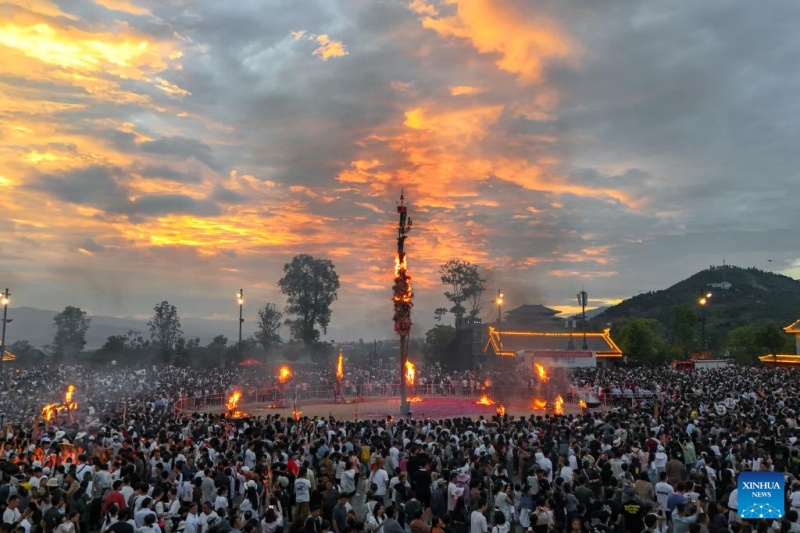 Yunnan : un festival des torches célébré à Dali