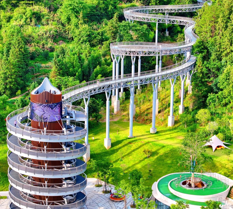 Jiangxi : un « corridor flottant dans la forêt » devient un endroit de choix pour le fitness et les loisirs à Chongyi