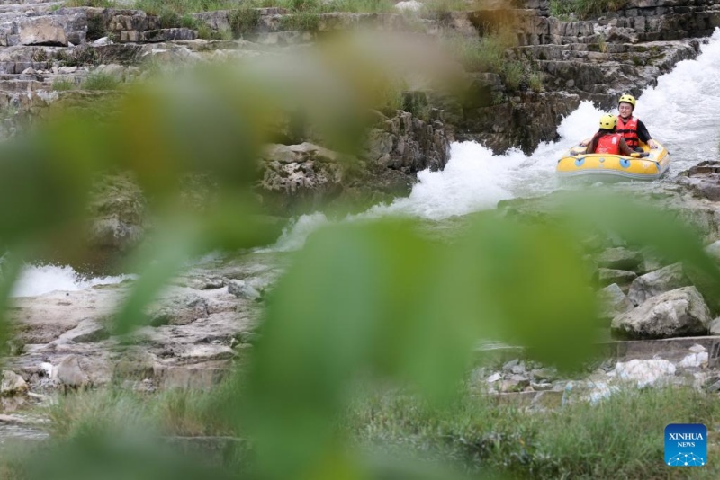 Guizhou : des touristes font du rafting en bateaux gonflables sur la rivière Luobei