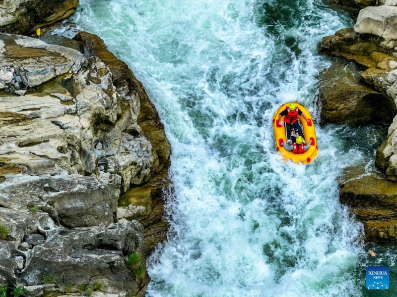 Guizhou : des touristes font du rafting en bateaux gonflables sur la rivière Luobei